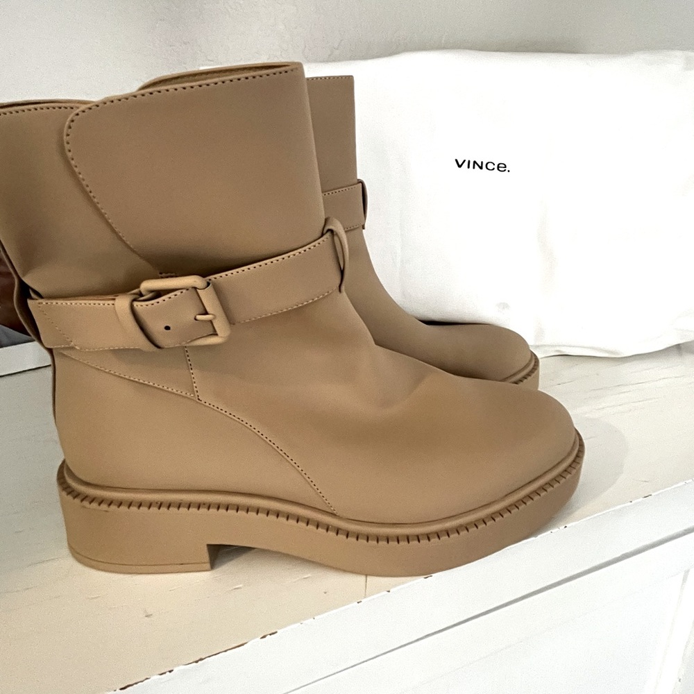 NWOT VINCE Kaelyn Waterproof Rubber Ankle Boots women’s 9.5